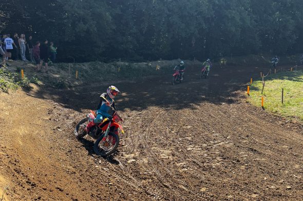 Fahrer auf der Strecke beim Motocross in Recht
