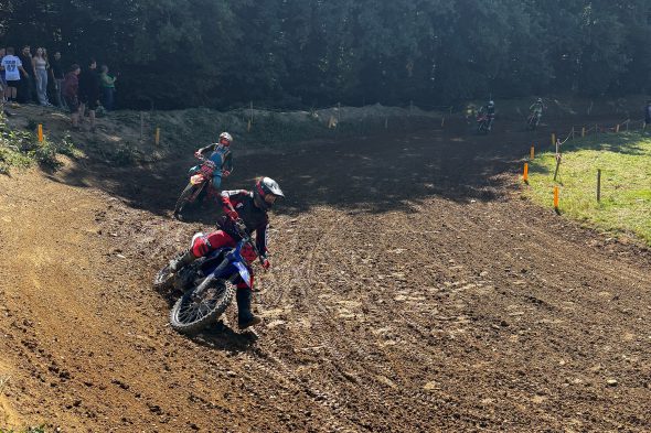 Fahrer auf der Strecke beim Motocross in Recht