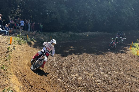 Fahrer auf der Strecke beim Motocross in Recht