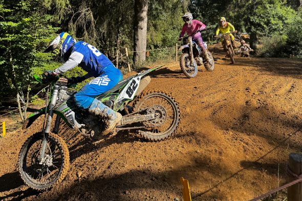 Fahrer auf der Strecke beim Motocross in Recht