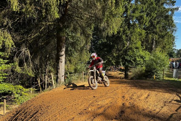 Fahrer auf der Strecke beim Motocross in Recht