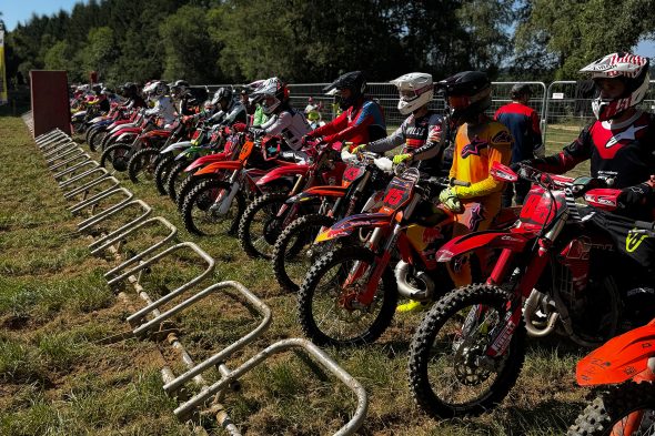 Fahrer am Start beim Motocross in Recht