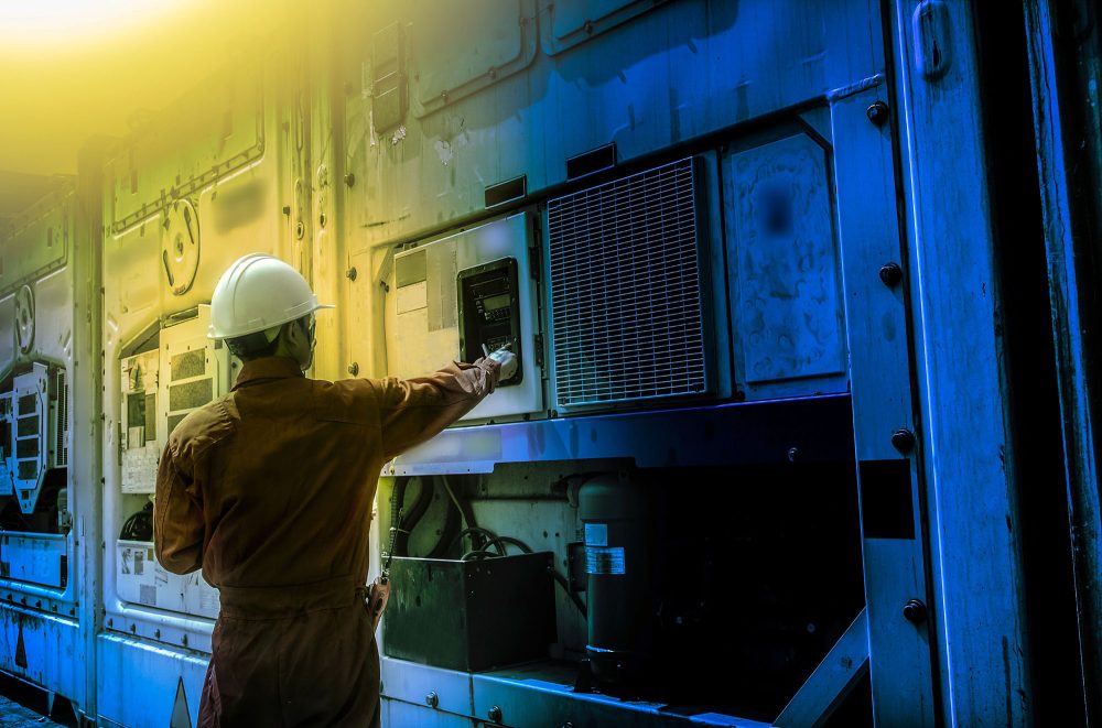 Ein Arbeiter, der nachts Container überprüft