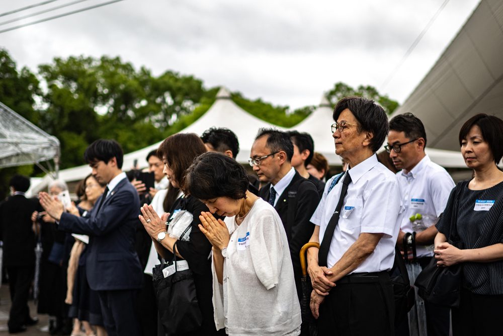 Japaner beten im Friedenspark in Nagasaki