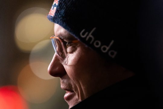 Orange Brillen sind zu Thierry Neuvilles Markenzeichen geworden