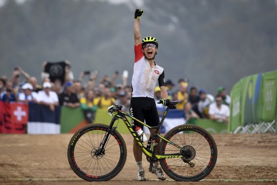 Nino Schurter bejubelt die Goldmedaille bei den Olympischen Spielen 2016 in Rio