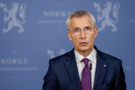 Norwegens Finanzminister Jens Stoltenberg bei der Pressekonferenz in Oslo