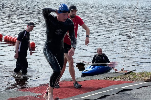 Schwimmerin kommt aus dem Wasser beim Ostbelgien-Triathlon 2025