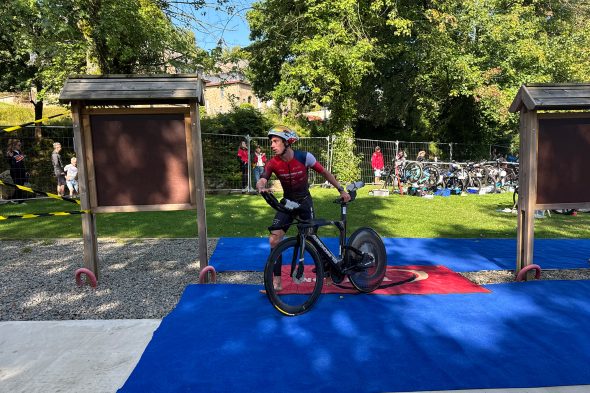 Sportler steigt aufs Rad beim Ostbelgien-Triathlon 2025