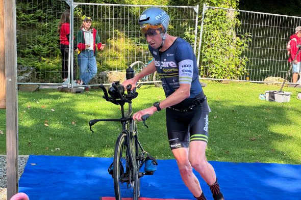 Sportler steigt aufs Rad beim Ostbelgien-Triathlon 2025