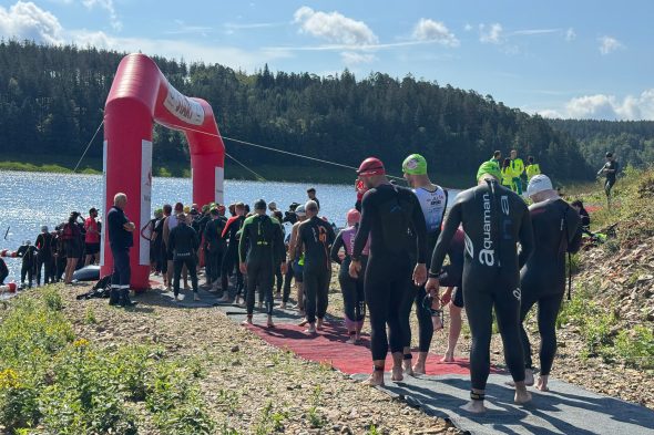 Schwimmer warten beim Ostbelgien-Triathlon 2025
