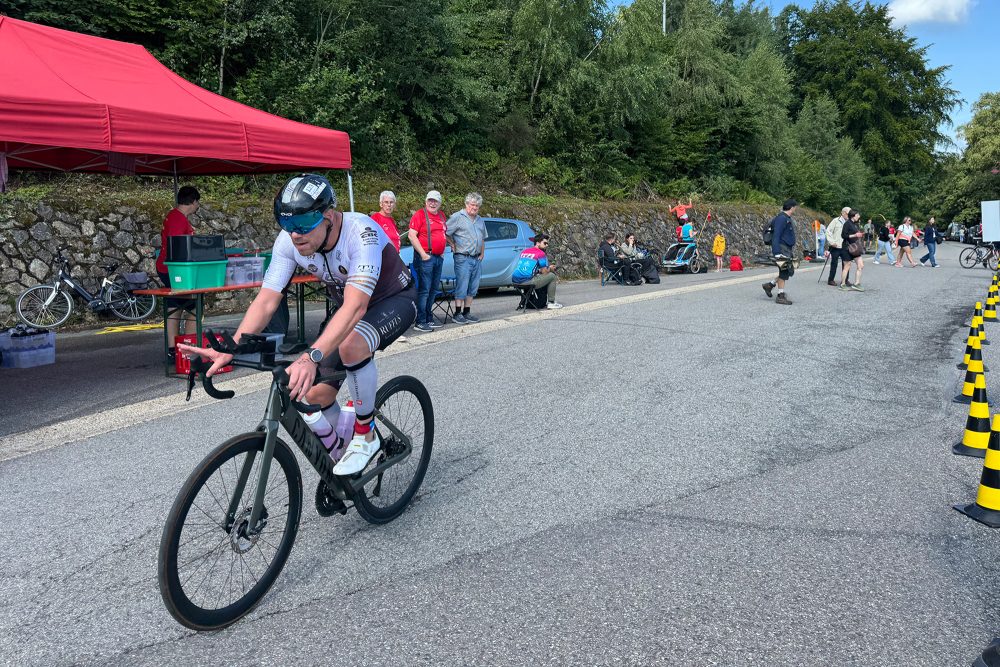Sportler auf dem Rad beim Ostbelgien-Triathlon 2025