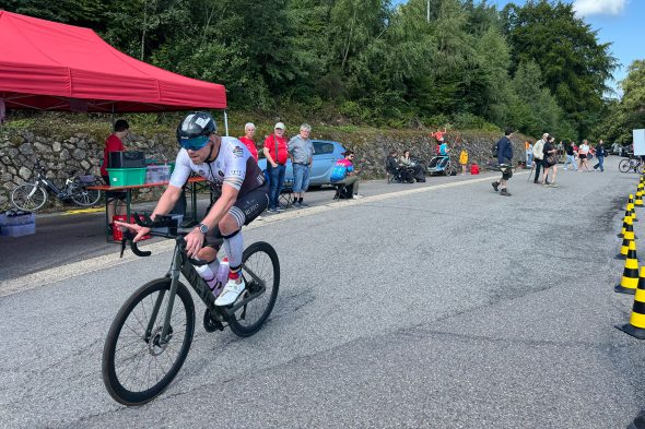 Sportler auf dem Rad beim Ostbelgien-Triathlon 2025