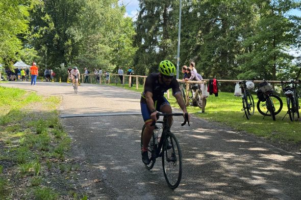 Sportler auf dem Rad beim Ostbelgien-Triathlon 2025