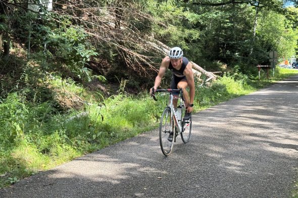 Sportler auf dem Rad beim Ostbelgien-Triathlon 2025