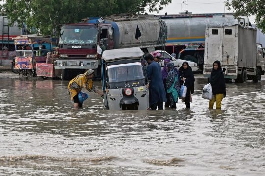 Überflutete Straßen in der pakistanischen Stadt Karachi