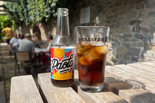 "Paola Cola" auf der Terrasse der Brasserie C in Lüttich