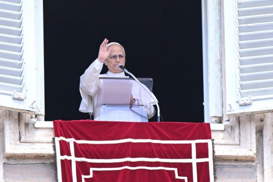 Papst Leo XIV. beim Angelus-Gebet auf dem Petersplatz in Rom