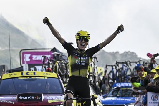 Pauline Ferrand-Prévot setzte sich am Col de la Madeleine im Alleingang durch und steht vor dem Gesamtsieg bei der Tour de France Femmes (Bild: Julien de Rosa/AFP)