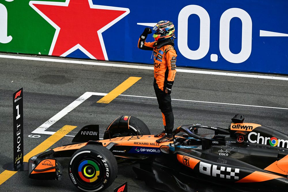 Oscar Piastri feiert seinen Sieg beim Großen Preis der Niederlande in Zandvoort