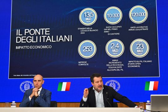 Staatssekretär Alessandro Morelli und Minister Matteo Salvini bei der Vorstellung des Brücken-Projekts