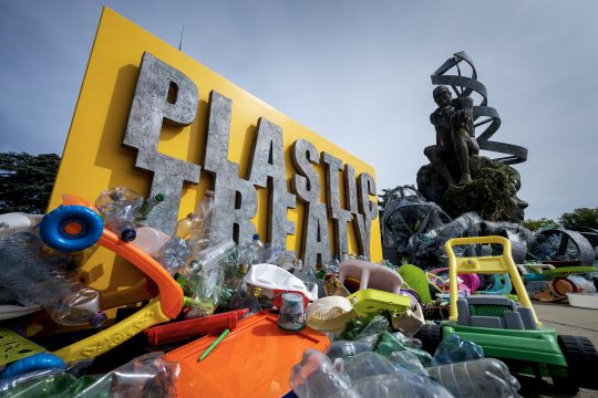 Kunstwerk zum Plastikabkommen vor dem Tagungsort