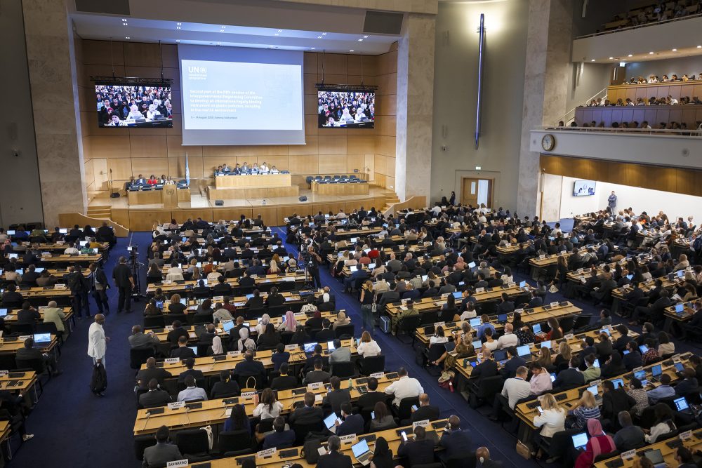 Der Versammlungssaal zu Beginn der Verhandlungen über ein Plastikabkommen am Sitz der Vereinten Nationen in Genf
