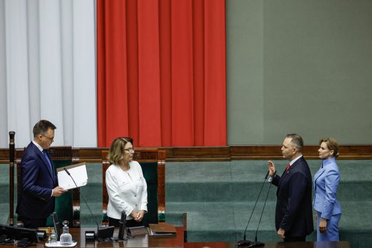 Der neue polische Präsident Karol Nawrocki legt den Eid ab