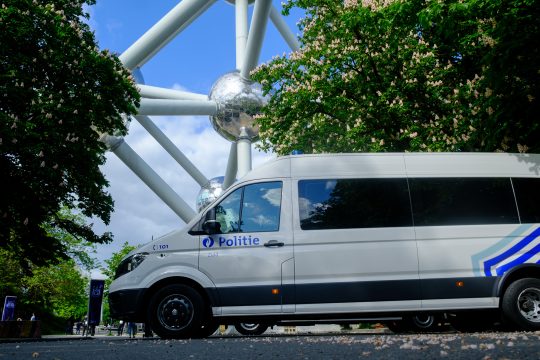 Polizeifahrzeug vor dem Atomium