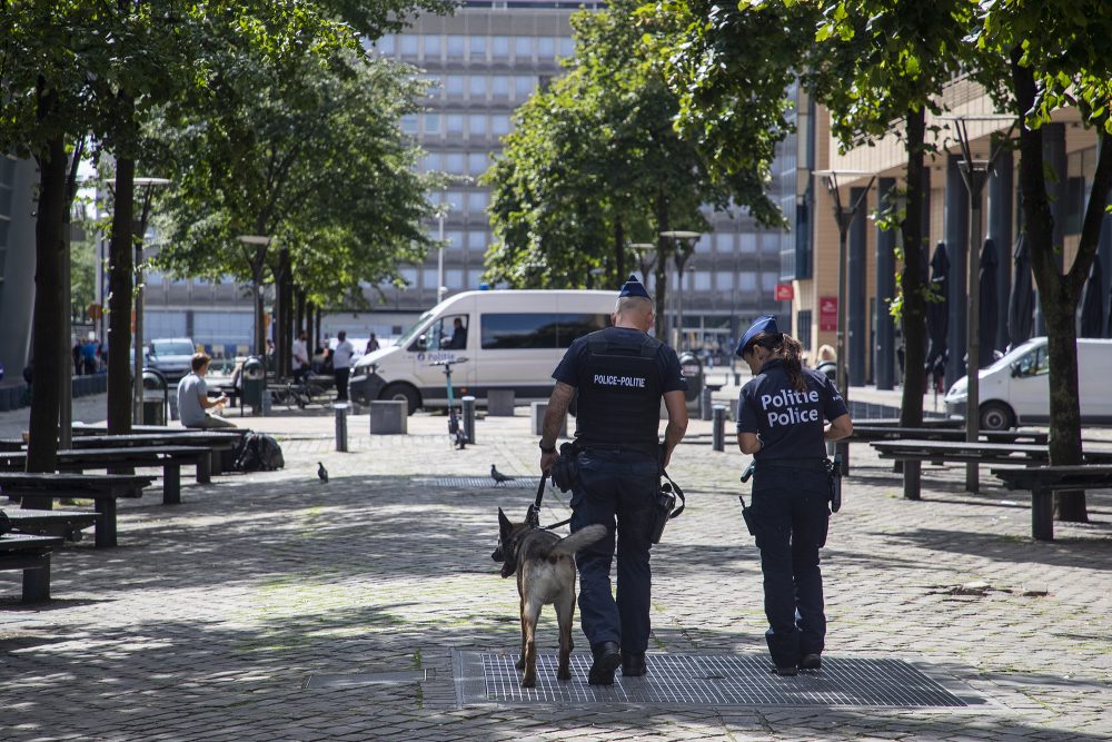 Polizei-Patrouille in der Nähe des Brüsseler Bahnhofs Midi