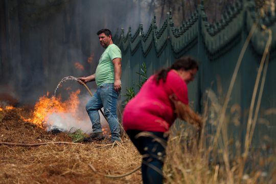 Privatleute bekämpfen einen Brand in einem Wald nahe eines Hauses in Arouca in Nordportugal