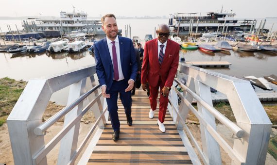 Außenminister Maxime Prevot (l.) in Kinshasa (Bild: Benoit Doppagne/belga)