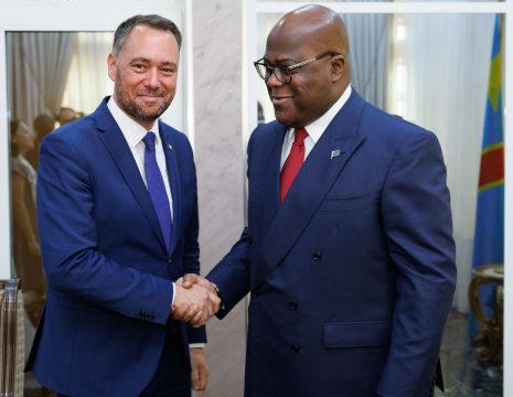Außenminister Maxime Prévot (l.) mit Kongos Präsidenten Félix Tshisekedi (Bild: Benoit Doppagne/Belga)