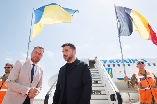 Bei seiner Ankunft auf dem Militärflughafen Melsbroek wurde der ukrainische Präsident Wolodymyr Selenskyj von Außenminister Maxime Prévot begrüßt