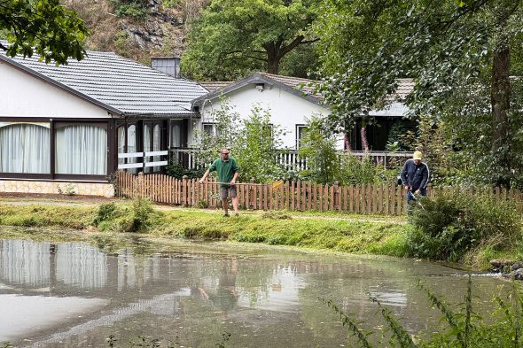 Das Ufer an einem der Weiher wird begutachtet