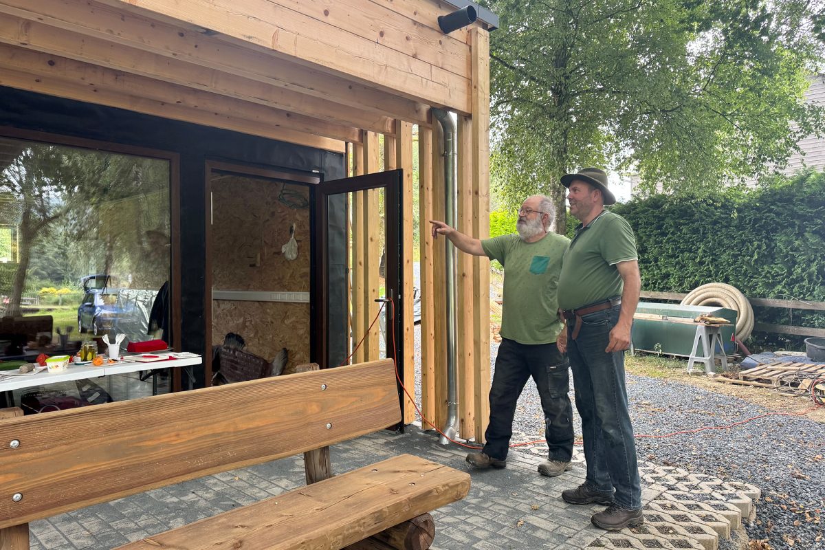Berthold Müller und Mike Quaschning vor dem neuen Mehrzweckraum