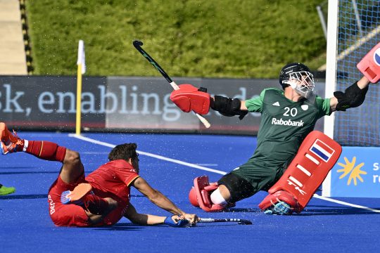 Belgiens Hockey-Spieler Maxime Van Oost und der niederländische Torwart Derk Meijer in Aktion