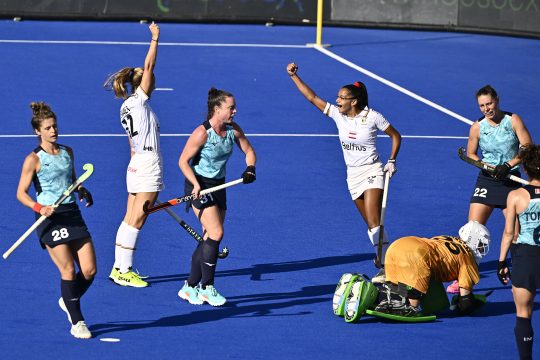 Spielerinnen der Red Panthers und der gegnerischen Mannschaft auf dem Hockey-Feld