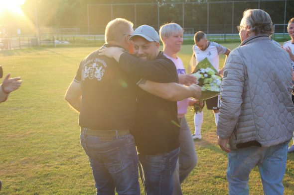 Herzliche Umarmung zwischen dem alten und dem neuen Präsidenten des RFC: Udo Theodor (li.) und Manuel Klauser