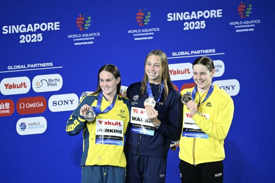 Jamie Perkins, Gretchen Walsh und Roos Vanotterdijk mit ihren Medaillen auf dem Treppchen