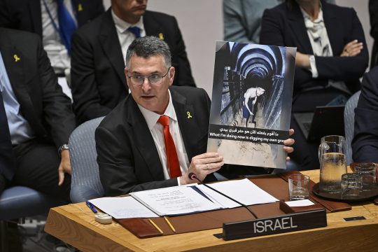 Der israelische Außenminister Gideon Saar hält während der Sitzung des UN-Sicherheitsrats ein Bild der Geisel Evyatar David hoch