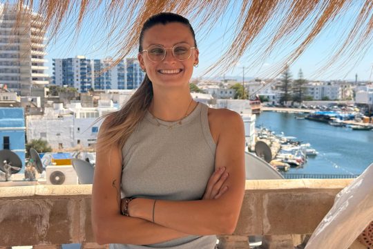 Sabrina Carl auf der Dachterrasse des Hotels, das sie mit Partner Mo leitet