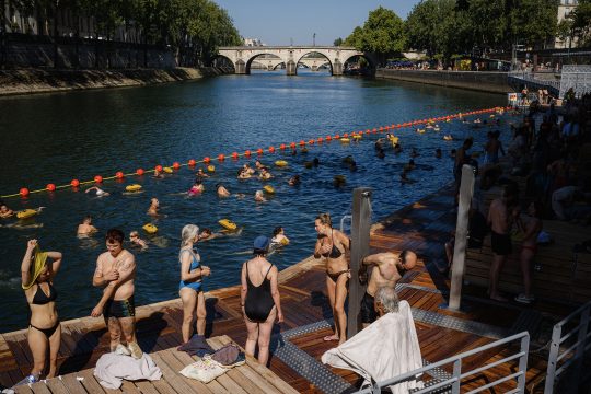 Schwimmen und Sonnenbaden an der Seine in Paris