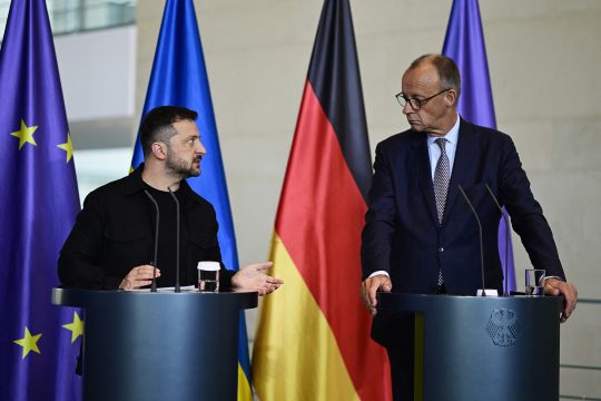 Der ukrainische Präsident Wolodymyr Selenskyj und der deutsche Bundeskanzler Friedrich Merz bei der Pressekonferenz nach dem Telefonat mit US-Präsident Donald Trump