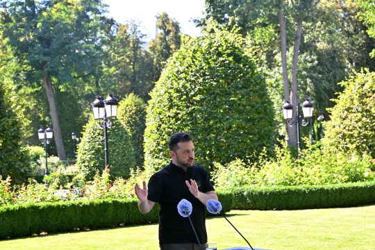 Der ukrainische Präsident Wolodymyr Selenskyj hält vor dem Mariinsky-Palast in Kiew eine Pressekonferenz ab