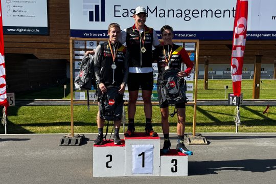 Das Treppchen der belgischen Meister im Sommer-Biathlon: Thierry Langer auf Platz zwei, Landesmeister Florent Claude, Marek Mackels auf Platz drei