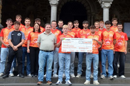 Die Mitglieder von "Bütgenbach lebt" überreichen einen Spendenscheck über 4.000 Euro an die VoG Hilfe für Krebskranke im Süden Ostbelgiens