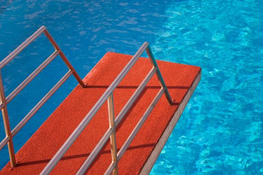 Sprungturm im Schwimmbad