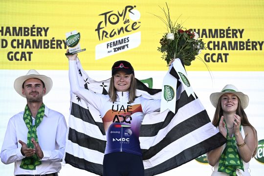 Die Französin Maeva Squiban jubelt auf dem Podium