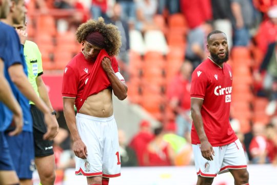 Enttäuschte Mienen beim Standard nach dem späten Ausgleich von Dender (Bild: Bruno Fahy/Belga)